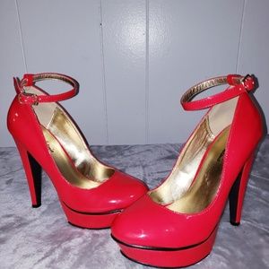 Michael Antonio Red Pumps